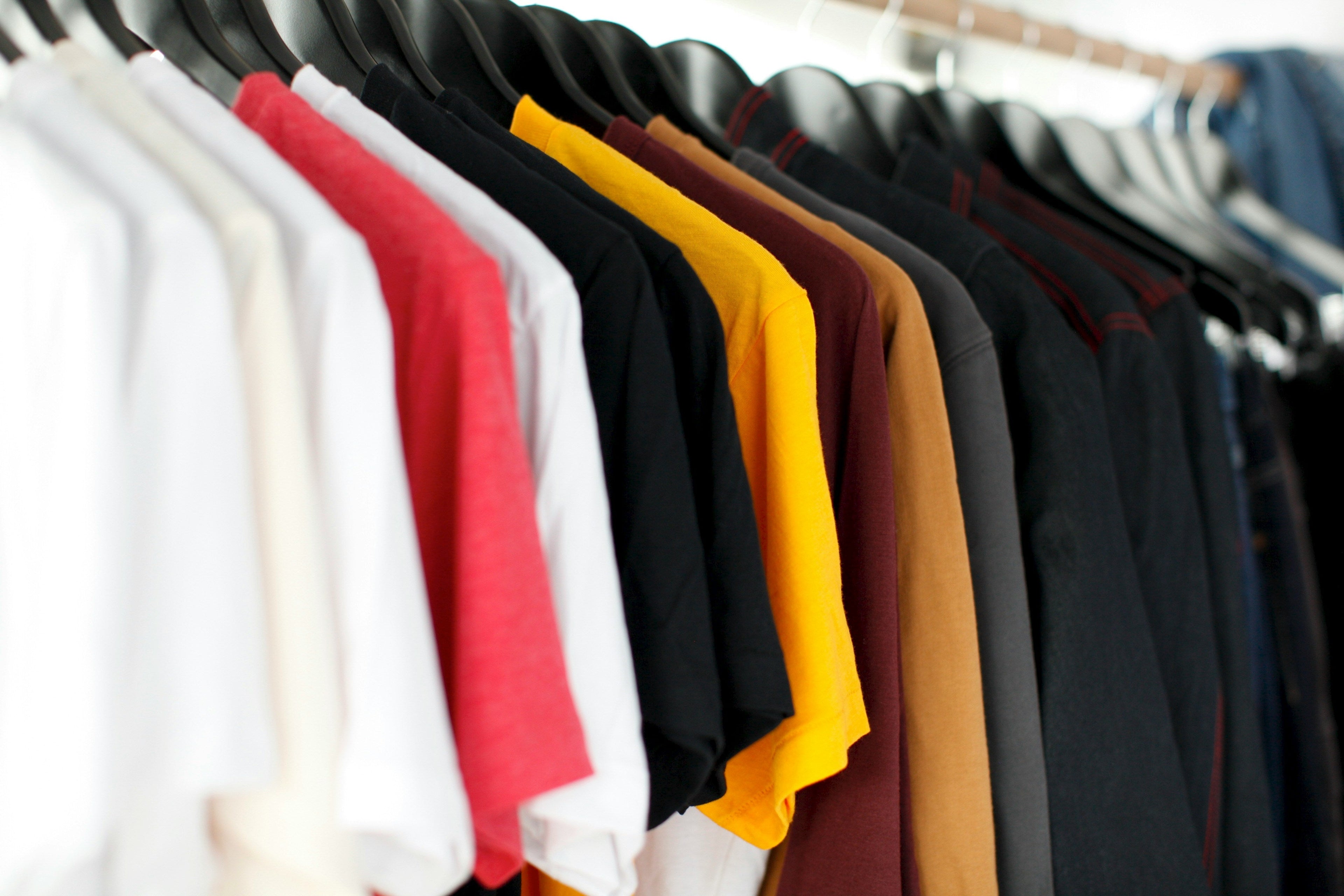 Qué tejidos son mejores para trabajos en verano: guía para elegir la ropa laboral adecuada