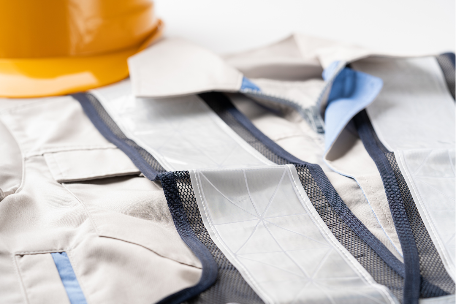 Cómo elegir el uniforme laboral adecuado según tu sector: hostelería, sanidad, industria y más.